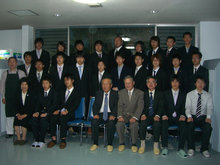 会食で交流する様子